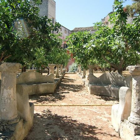 Palazzo Leuzzi B&B Галатоне Екстериор снимка