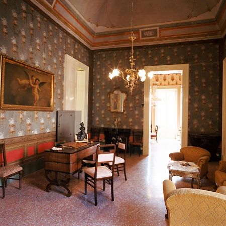 Palazzo Leuzzi B&B Галатоне Екстериор снимка