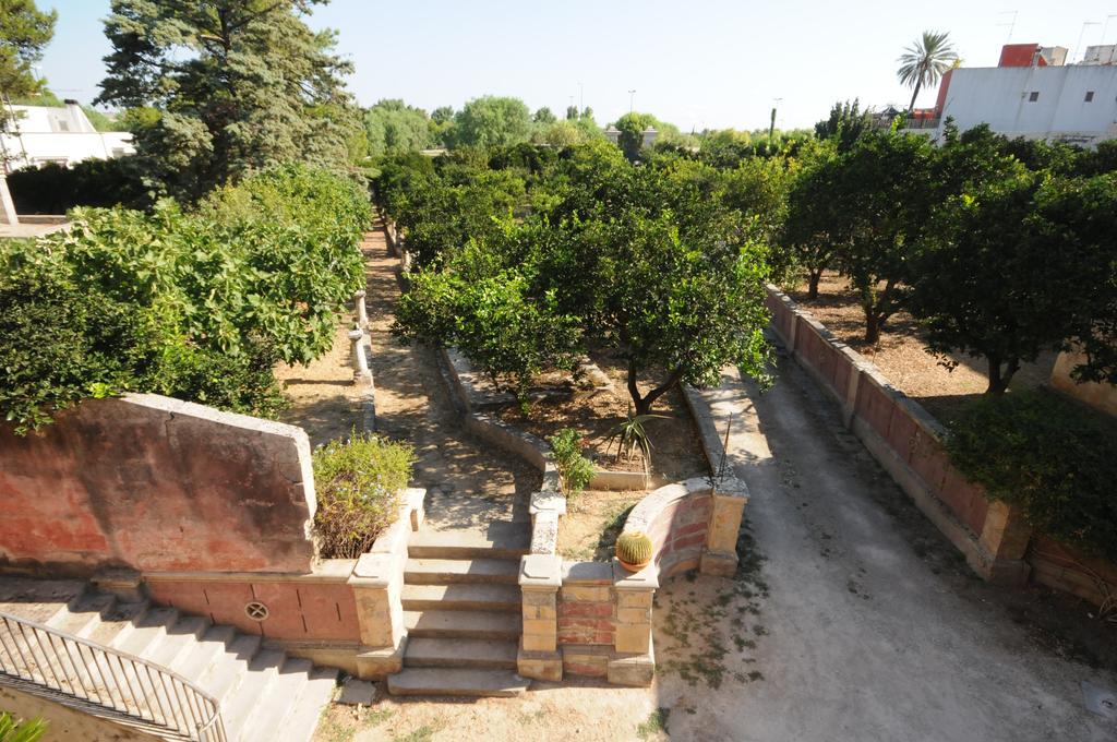 Palazzo Leuzzi B&B Галатоне Екстериор снимка