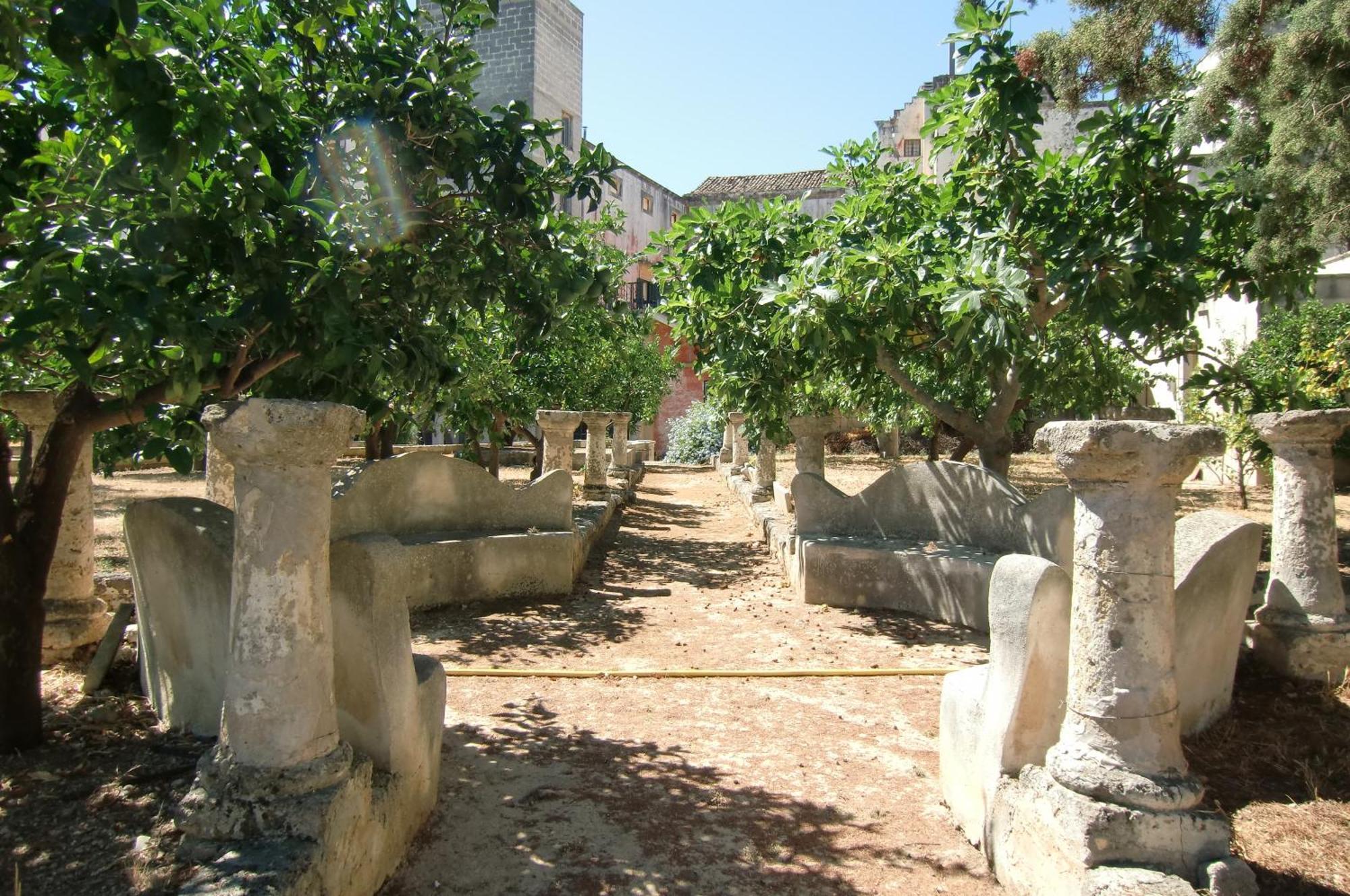 Palazzo Leuzzi B&B Галатоне Екстериор снимка