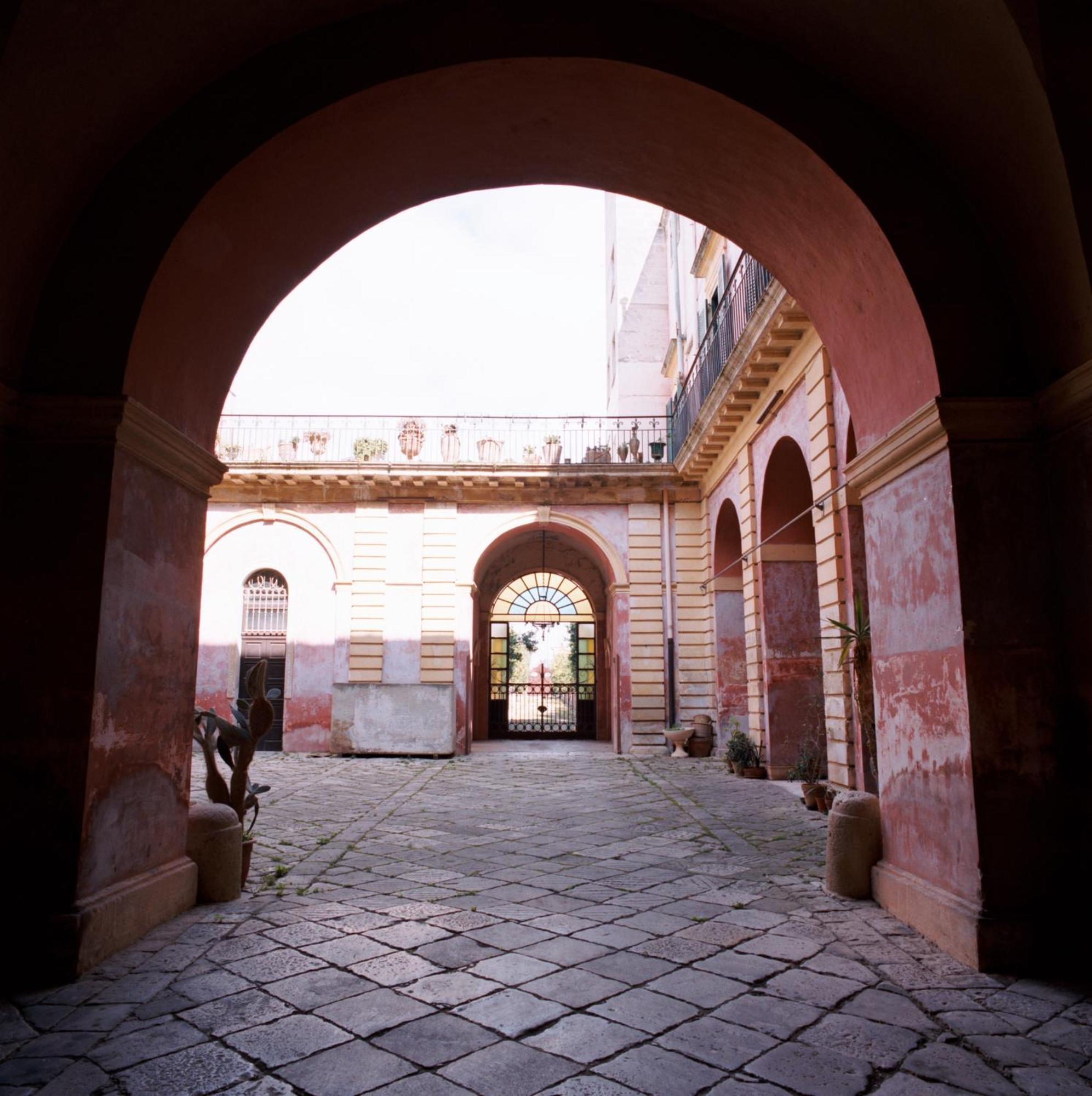 Palazzo Leuzzi B&B Галатоне Екстериор снимка