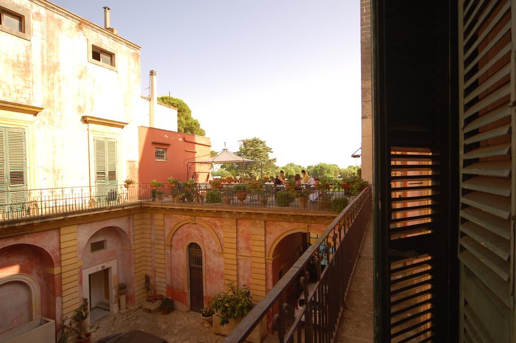 Palazzo Leuzzi B&B Галатоне Стая снимка