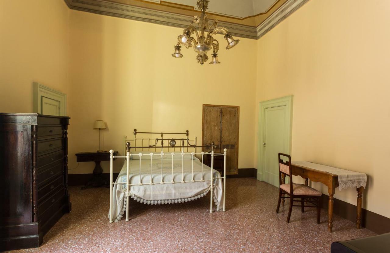 Palazzo Leuzzi B&B Галатоне Екстериор снимка