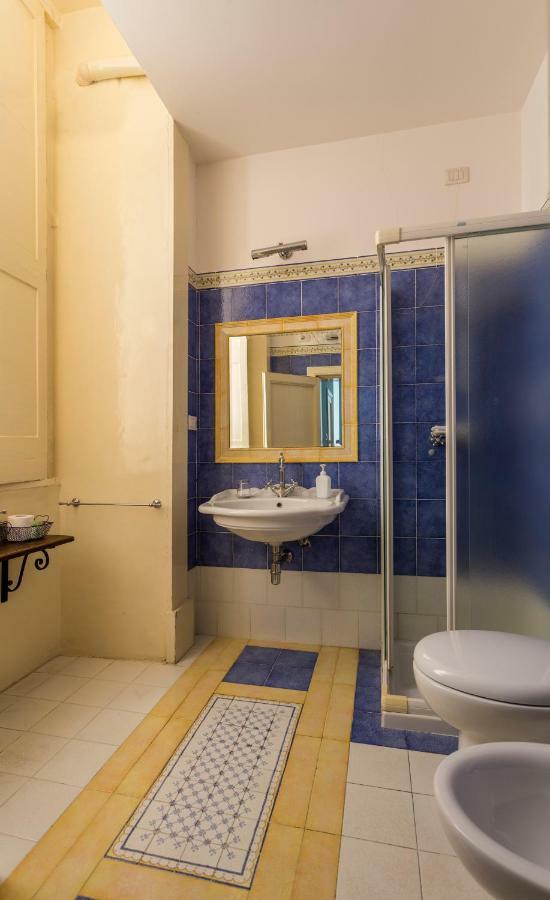 Palazzo Leuzzi B&B Галатоне Екстериор снимка