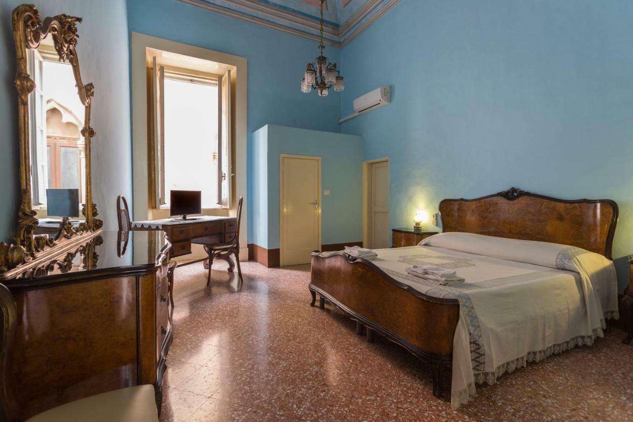 Palazzo Leuzzi B&B Галатоне Екстериор снимка